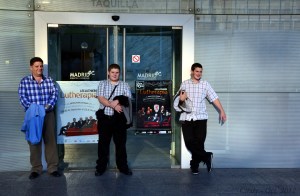 A punto de ver a Les Luthiers en un teatro de Madrid, España.