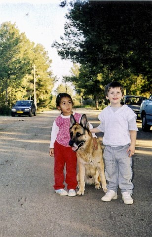 CLARITA, ORIÓN Y DANI EN EL KIBUTZ JOKUK.-